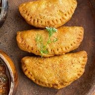 Tabla de pastelitos de carne y queso brie